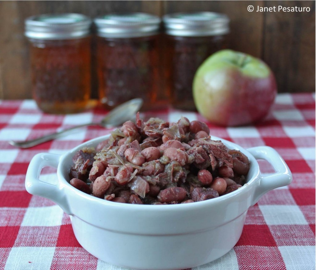 Maple baked beans with apples and onions